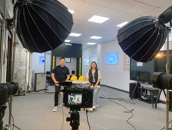 成人午夜免费APP門業董事長楊元嘉接受阿裏巴巴國際站采訪現場