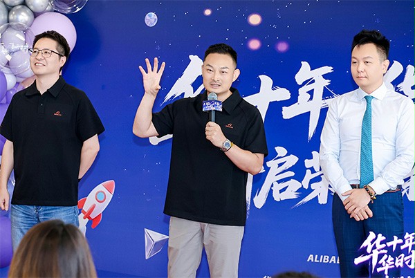 成人午夜免费APP門業董事長楊元嘉在喬遷儀式上致辭