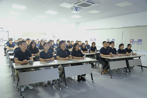 成人午夜免费APP門業董事長楊元嘉帶領全體員工觀看閱兵儀式