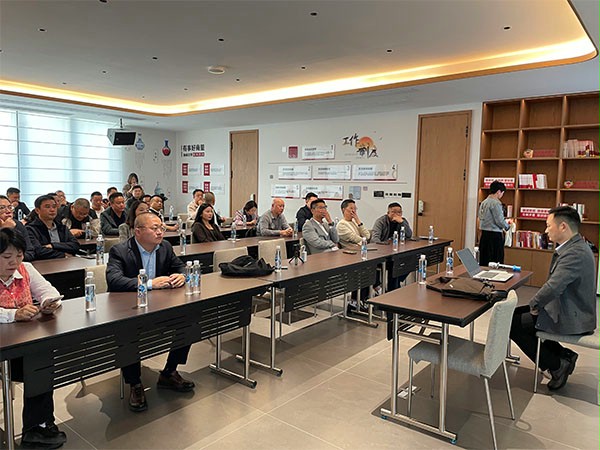 上圖為：成人午夜免费APP門業董事長楊元嘉為蘇州市九江商會的會員企業家們分享出海經驗
