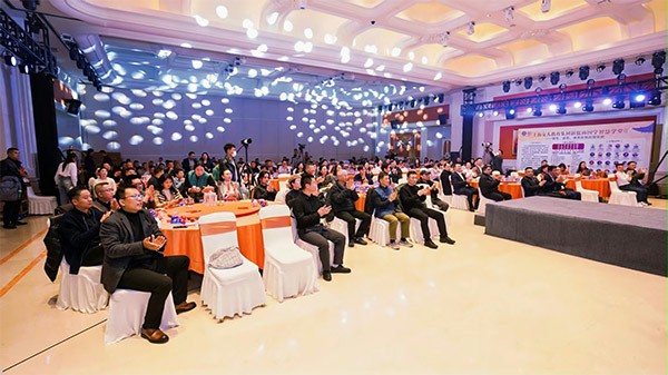 上圖為：峰會現場