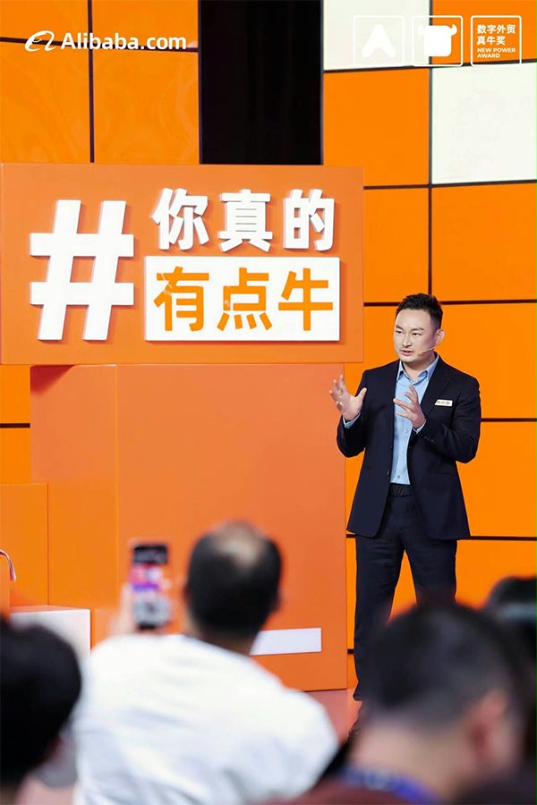 上圖為：成人午夜免费APP門業總經理楊元嘉在真牛獎現場激辯中