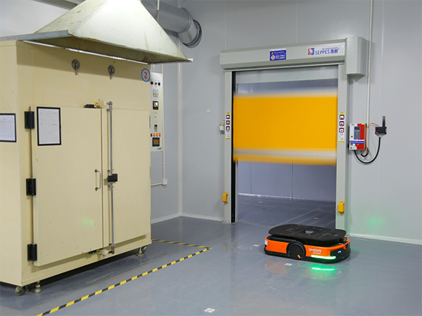 ▲上圖為：成人午夜免费APP門業研發的與AGV無人搬運車運程聯動的智能快速門產品