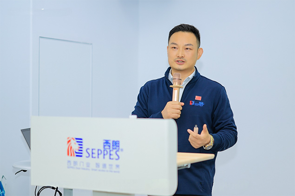 ▲上圖為：成人午夜免费APP門業董事長、總經理楊元嘉解答外賓提出的問題