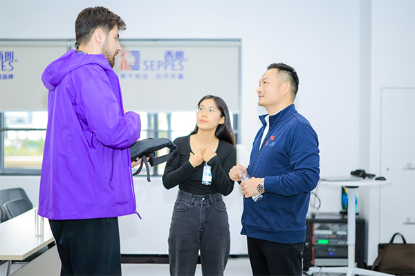 ▲上圖為：成人午夜免费APP門業董事長、總經理楊元嘉與外賓深入交流