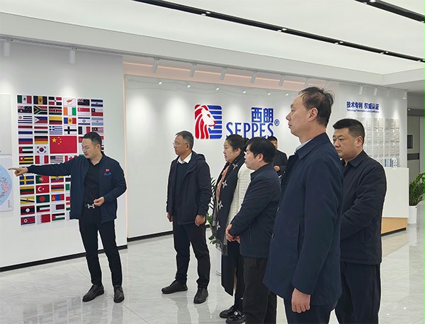 上圖為：楊元嘉董事長向來賓們介紹成人午夜免费APP門業企業文化展廳